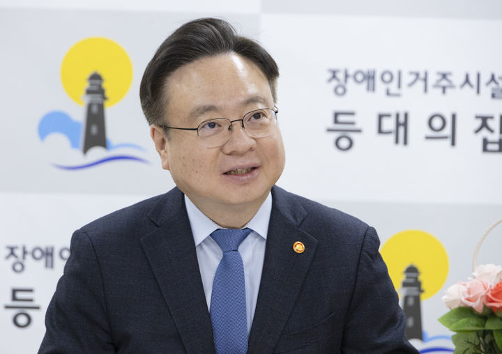 [세종=뉴시스] 조규홍 보건복지부 장관, 장애인 거주시설 현장방문_천안 등대의 집.(사진=보건복지부) *재판매 및 DB 금지