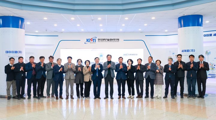 [대전=뉴시스] 조명휘 기자 = 정용래(왼쪽 11번째) 대전 유성구청장과 간부들이 17일 한국과학기술정보연구원을 방문해 연구시설·장비 등을 견학하기에 앞서 기념사진을 찍고 있다. (사진= 유성구 제공) 2025.03.17. photo@newsis.com *재판매 및 DB 금지