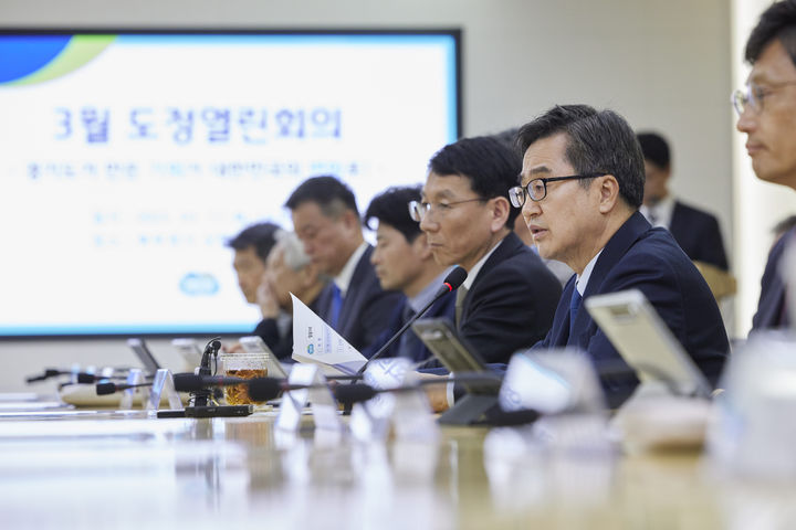 [수원=뉴시스] 17일 오후 경기도청 북부청사에서 열린 3월 도정열린회의에서 김동연 지사가 모두 발언을 하고 있다. (사진=경기도 제공) 2025.03.17. photo@newsis.com *재판매 및 DB 금지