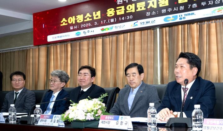 김창규 제천시장과 조길형 충주시장(왼쪽부터)이 17일 원주시청에서 세브란스기독병원과 업무협약을 하고 있다. *재판매 및 DB 금지