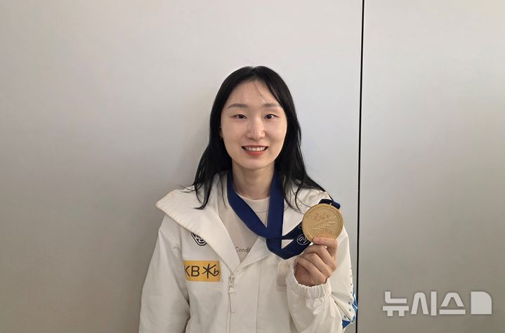 [서울=뉴시스] 김희준 기자 = 최민정이 중국 베이징에서 열린 2025 국제빙상경기연맹(ISU) 쇼트트랙 세계선수권대회를 마치고 17일 김포공항을 통해 귀국한 후 포즈를 취하고 있다. 2025.03.17jinxijun@newsis.com