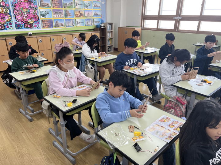 [울산=뉴시스] 구미현 기자 = 울산 강북교육지원청은 올해 중구청과 서로나눔교육지구 사업의 하나로 '재미 업(up)! 의미 업(up)! 생활과학 실천 학급'을 운영한다고 17일 밝혔다. 과학 수업을 듣는 울산 초등생들. 2025.03.17. (사진=울산시교육청 제공) photo@newsis.com *재판매 및 DB 금지
