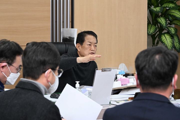 [울산=뉴시스] 17일 울산 남구청에서 옥동 어울림복합센터 건축설계용역 착수보고회가 열린 가운데 서동욱 남구청장이 회의를 주재하고 있다. (사진=울산 남구 제공) 2025.03.17. photo@newsis.com *재판매 및 DB 금지