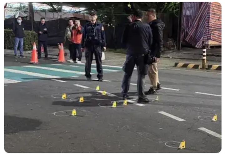 [서울=뉴시스] 대만 남부 핑둥현 핑둥시의 한 거리에서 17일 새벽 총격전이 벌어져 5명이 부상을 입었다. 경찰이 사건 현장을 살펴보는 모습. <사진출처: 웨이보> 2025.03.17