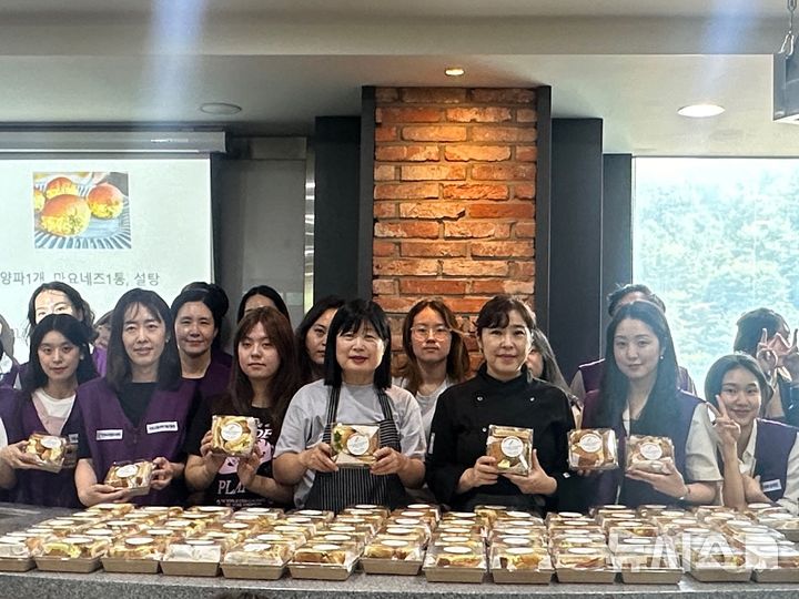 [안양=뉴시스] 안양시 자원봉사센터가 지난해 사회공헌 일환으로 샌드위치 만들기를 진행한 가운데 참가자들과 기념 촬영을 하고 있다. (사진=안양시 자원봉사센터 제공).2025.03.17.photo@newsis.com