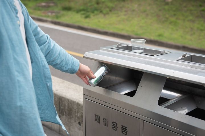 [세종=뉴시스] 한 시민이 쓰레기통에 알루미늄 캔을 버리고 있다. (사진=서울환경연합).&nbsp; *재판매 및 DB 금지