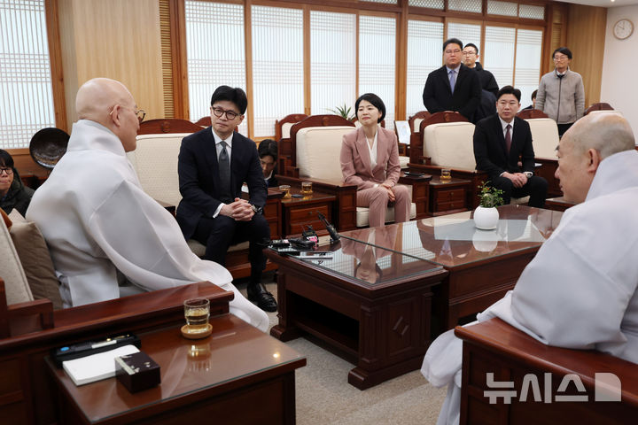 [서울=뉴시스] 김명년 기자 = 한동훈 국민의힘 전 대표가 17일 오전 서울 종로구 조계사에서 조계종 총무원장 진우 스님을 예방해 대화를 나누고 있다. 2025.03.17. kmn@newsis.com