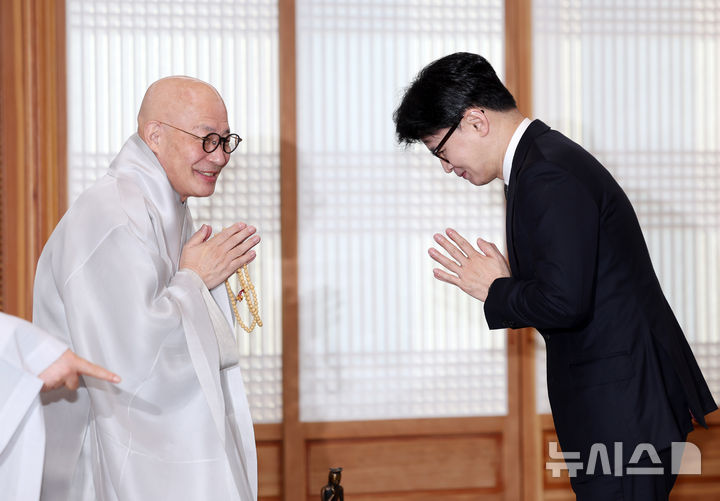 [서울=뉴시스] 김명년 기자 = 한동훈 국민의힘 전 대표가 17일 오전 서울 종로구 조계사에서 조계종 총무원장 진우 스님을 예방해 인사를 나누고 있다. 2025.03.17. kmn@newsis.com