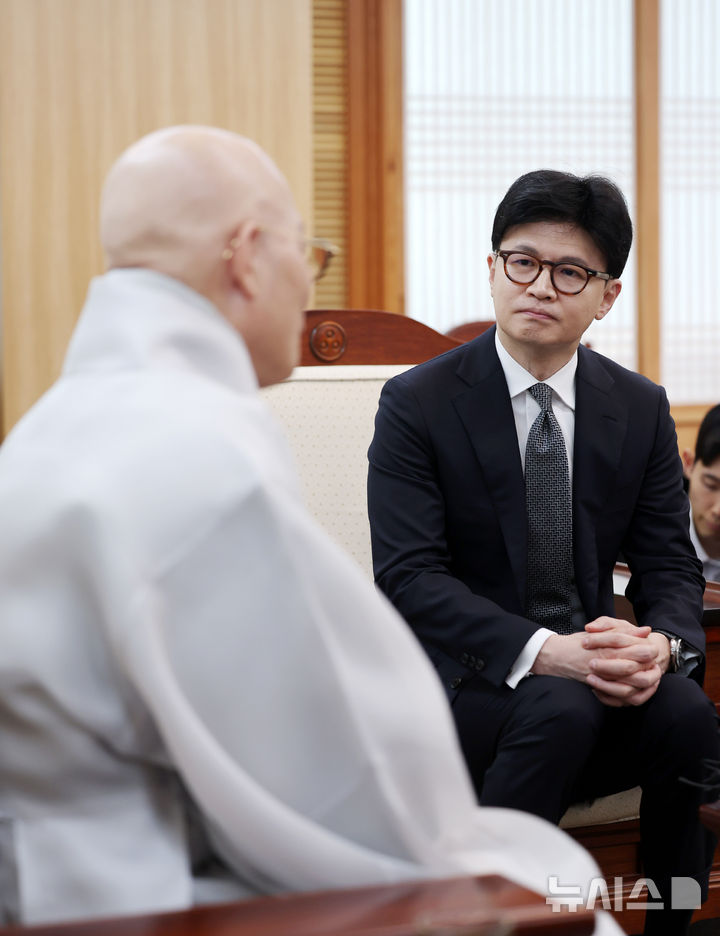 [서울=뉴시스] 김명년 기자 = 한동훈 국민의힘 전 대표가 17일 오전 서울 종로구 조계사에서 조계종 총무원장 진우 스님을 예방해 대화를 나누고 있다. 2025.03.17. kmn@newsis.com
