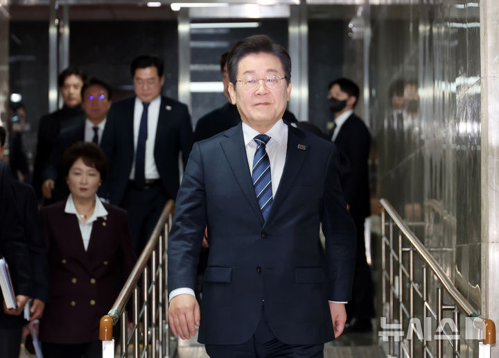 [서울=뉴시스] 고승민 기자 = 이재명 대표가 17일 서울 여의도 국회에서 열린 비상의원총회에 참석하고 있다. 2025.03.17. kkssmm99@newsis.com