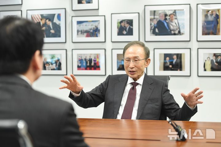 [서울=뉴시스] 김금보 기자 = 이명박 전 대통령이 17일 오전 서울 서초구 이명박 재단 사무실에서 안철수 국민의힘 의원과 만나 환담을 나누고 있다. (공동취재) 2025.03.17. photo@newsis.com