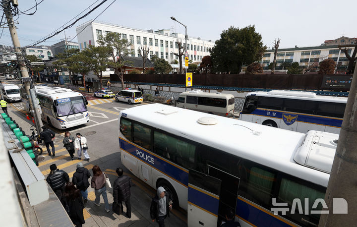 [서울=뉴시스] 홍효식 기자 = 지난달 17일 서울 종로구 헌법재판소 인근 재동초등학교 앞에 경찰 기동대 버스가 주차돼있는 모습 2025.03.17. yesphoto@newsis.com