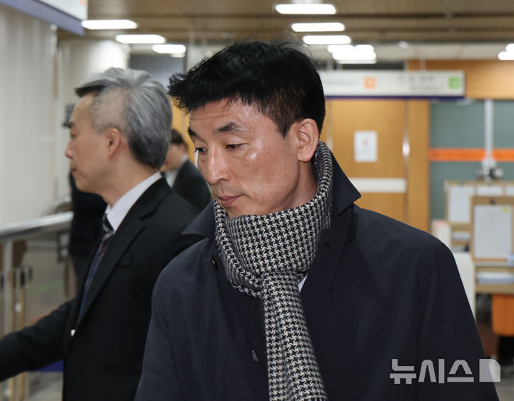 [서울=뉴시스] 김금보 기자 = 김용현 전 국방부 장관 변호인단인 이하성 변호사가 지난 3월 17일 서울 서초구 서울중앙지방법원에서 열린 김 전 장관에 대한 내란혐의 1차 공판에 출석하고 있다. 2025.03.17. kgb@newsis.com