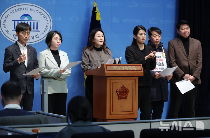 [서울=뉴시스] 고승민 기자 = 이재정 더불어민주당, 김준형 조국혁신당, 한창민 사회민주당, 용혜인 기본소득당, 윤종오 진보당 의원이 17일 서울 여의도 국회 소통관에서 '내란수괴 윤석열 국제의원연맹(IPU) 신고 기자회견'을 하고 있다. 2025.03.17. kkssmm99@newsis.com