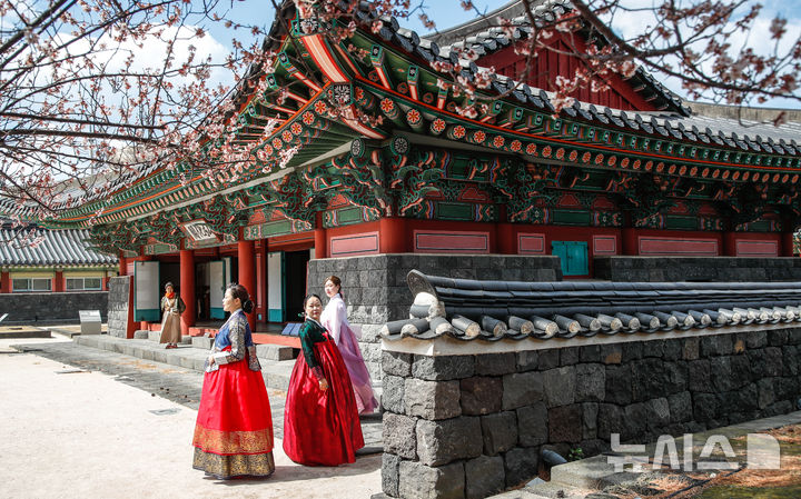 [제주=뉴시스] 우장호 기자 = 쌀쌀한 날씨를 보인 17일 오후 글로벌 OTT 시리즈 '폭싹 속았수다'의 촬영지인 제주시 삼도2동 관덕정에서 한복을 차려 입은 외국인 관광객들이 '인생샷'을 찍으며 즐거운 시간을 보내고 있다. 2025.03.17. woo1223@newsis.com