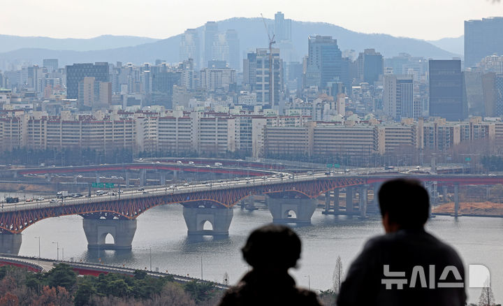 [서울=뉴시스] 김금보 기자 = 지난달 서울 아파트 거래량이 반년 만에 5000건을 넘기는 등 토지거래허가구역 해제 이후 서울 잠실·삼성·대치·청담동에서 신고가 거래가 속출했다.서울부동산정보광장에 따르면 2월 서울 아파트 매매 신고 건수는 이날 기준 5171건으로, 작년 8월(6537건) 이후 가장 높은 수치를 기록했다.사진은 17일 서울시내 아파트 밀집지역. 2025.03.17. kgb@newsis.com