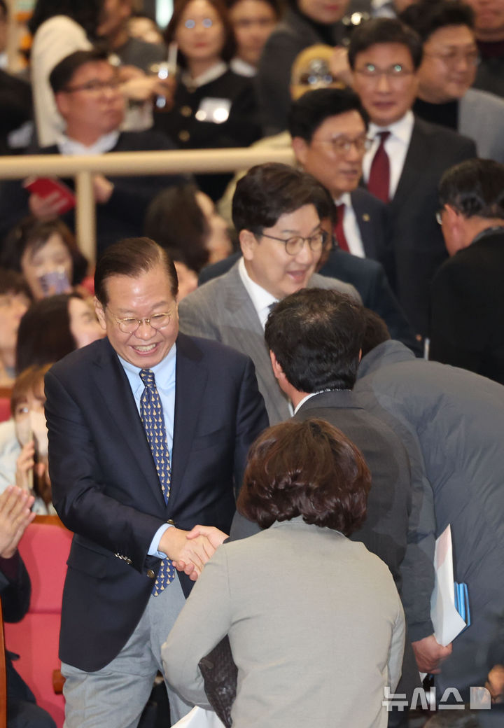 [서울=뉴시스] 권창회 기자 = 권영세 국민의힘 비상대책위원장, 권성동 원내대표가 17일 오후 서울 여의도 국회 의원회관에서 열린 2025 전국 시·도당 및 당원협의회 주요당직자 연수에서 참석자들과 인사를 나누고 있다. 2025.03.17. kch0523@newsis.com