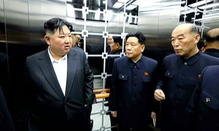 [서울=뉴시스] 김정은 북한 국무위원장이 지난 3월 15일 평양 화성지구 3단계 1만 세대 주택 건설 현장을 방문해 사업 진행을 격려했다고 조선중앙TV가 16일 보도하고 있다. (사진=조선중앙TV 캡처) 2025.04.16. photo@newsis.com *재판매 및 DB 금지