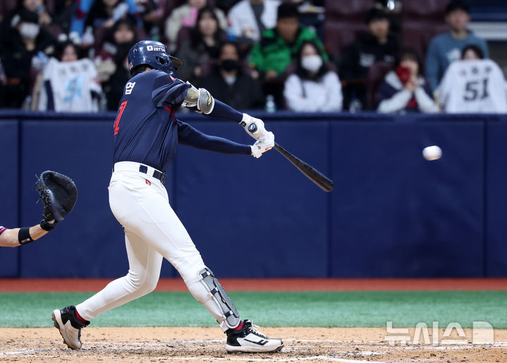 [서울=뉴시스] 이영환 기자 = 17일 오후 서울 구로구 고척스카이돔에서 열린 2025 프로야구 시범경기 롯데 자이언츠와 키움 히어로즈의 경기, 8회초 2사 2,3루에서 롯데 나승엽이 2타점 안타를 날리고 있다. 2025.03.17. 20hwan@newsis.com