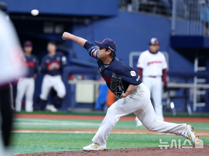 [서울=뉴시스] 이영환 기자 = 17일 오후 서울 구로구 고척스카이돔에서 열린 2025 프로야구 시범경기 롯데 자이언츠와 키움 히어로즈의 경기, 6회말 롯데 김상수가 공을 던지고 있다. 2025.03.17. 20hwan@newsis.com