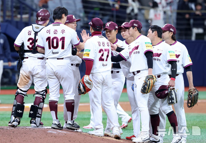 [서울=뉴시스] 이영환 기자 = 지난 17일 오후 서울 구로구 고척스카이돔에서 열린 2025 프로야구 시범경기 롯데 자이언츠와 키움 히어로즈의 경기, 4-3으로 승리를 거둔 키움 선수들이 기뻐하고 있다. 2025.03.17. 20hwan@newsis.com