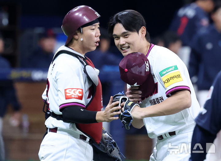 [서울=뉴시스] 이영환 기자 = 17일 오후 서울 구로구 고척스카이돔에서 열린 2025 프로야구 시범경기 롯데 자이언츠와 키움 히어로즈의 경기, 4-3으로 승리를 거둔 키움 마무리 이준우가 포수 김재현과 기뻐하고 있다. 2025.03.17. 20hwan@newsis.com