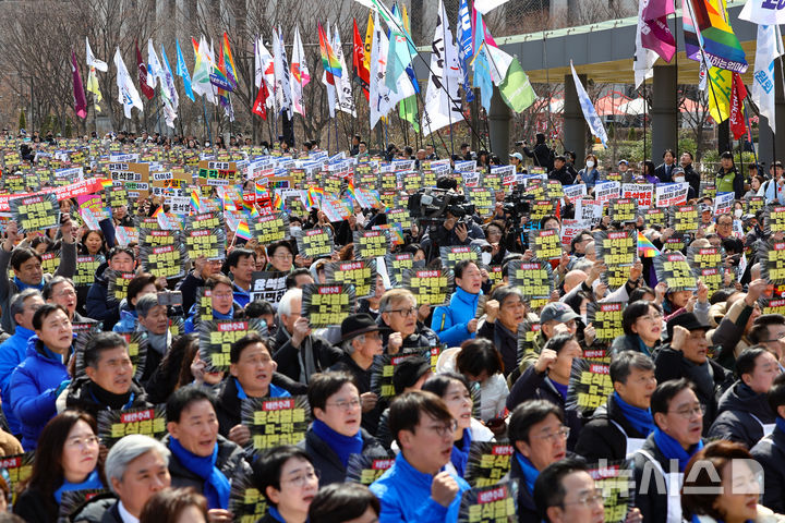 [서울=뉴시스] 황준선 기자 = 17일 오후 서울 종로구 광화문 광장에서 열린 윤석열 즉각 파면 촉구 각계 긴급 시국선언 기자회견에서 참석자들이 구호를 외치고 있다. 2025.03.17. hwang@newsis.com