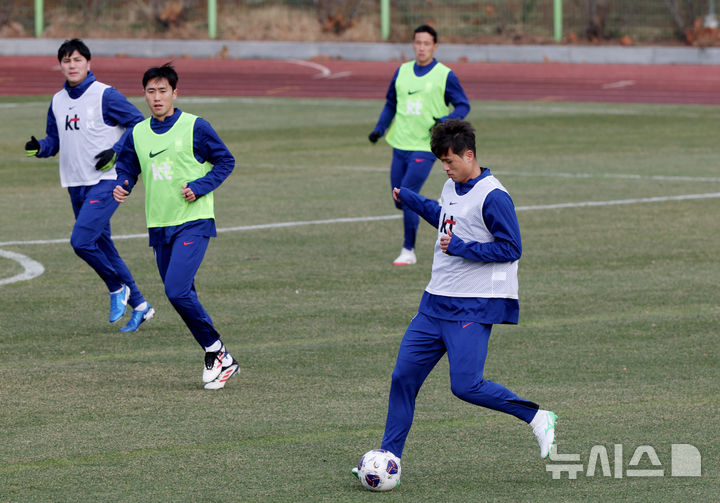 [고양=뉴시스] 김진아 기자 = 대한민국 축구대표팀 김주성 등 선수들이 17일 경기 고양종합보조운동장에서 3월 A매치 대비 훈련을 하고 있다.  한국은 오는 20일 고양종합운동장에서 오만과 2026 국제축구연맹(FIFA) 북중미 월드컵 아시아 지역 3차 예선 7차전을 치른 뒤, 25일 수원월드컵경기장에서 요르단과 8차전을 갖는다. 2025.03.17. bluesoda@newsis.com