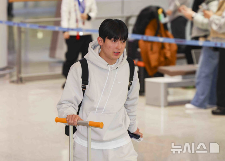 [인천공항=뉴시스] 김근수 기자 = 축구 국가대표팀 양민혁이 17일 오후 인천국제공항 제2여객터미널을 통해 입국하고 있다. 2025.03.17. ks@newsis.com