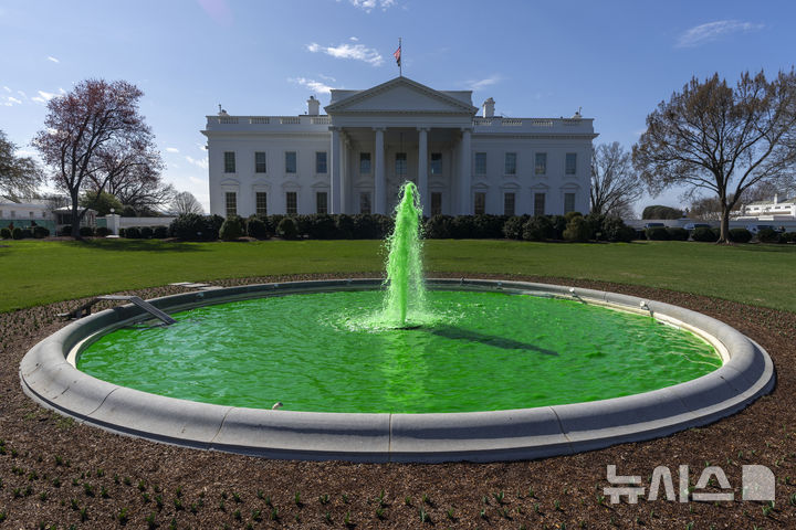 [워싱턴=AP/뉴시스] 17일(현지 시간) 미국 워싱턴 백악관 북쪽의 분수대에서 성 패트릭의 날을 기념해 녹색 분수가 나오고 있다. 2025.03.18.