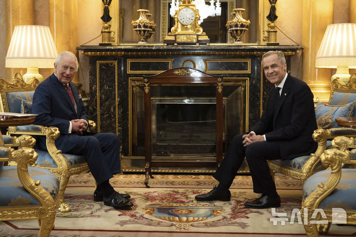 [런던=AP/뉴시스] 찰스 3세(왼쪽) 영국 국왕이 17일(현지 시간) 영국 런던 버킹엄궁 1844룸에서 마크 카니 캐나다 총리와 환담하고 있다. 2025.03.18.