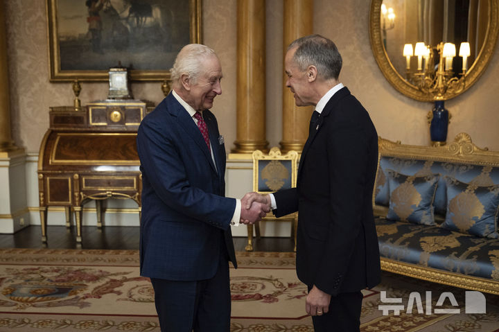 [런던=AP/뉴시스] 찰스 3세 영국 국왕이 17일(현지 시간) 영국 런던 버킹엄궁에서 마크 카니 캐나다 총리를 웃으며 환영하고 있다. 2025.03.18.