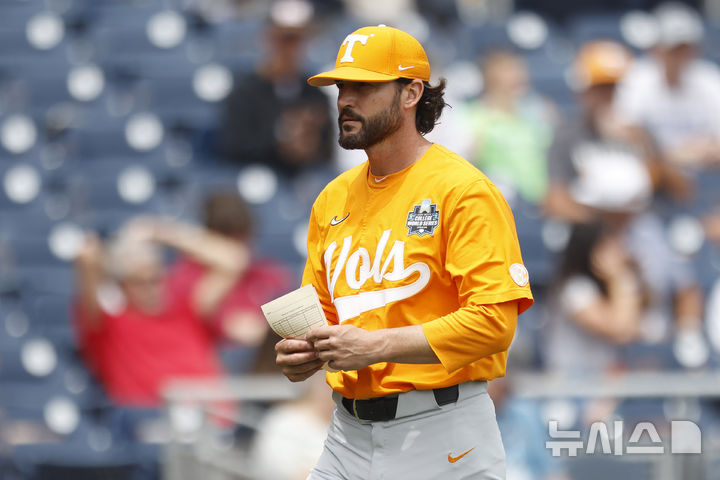 [오마하=AP/뉴시스] 토니 비텔로 테네시대학 감독. 2024.06.20.