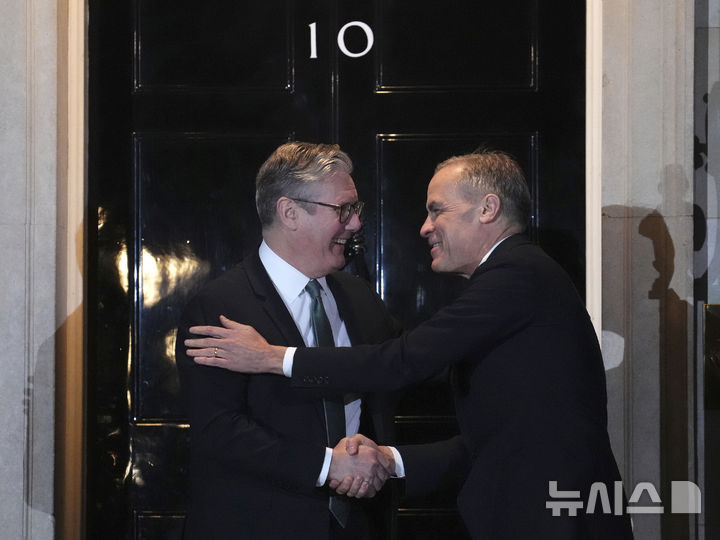 [런던=AP/뉴시스] 키어 스타머 영국 총리(왼쪽)가 17일(현지 시간) 영국 런던 다우닝가 10번지 총리관저에서 마크 카니 캐나다 총리를 환대하고 있다. 2025.03.18.