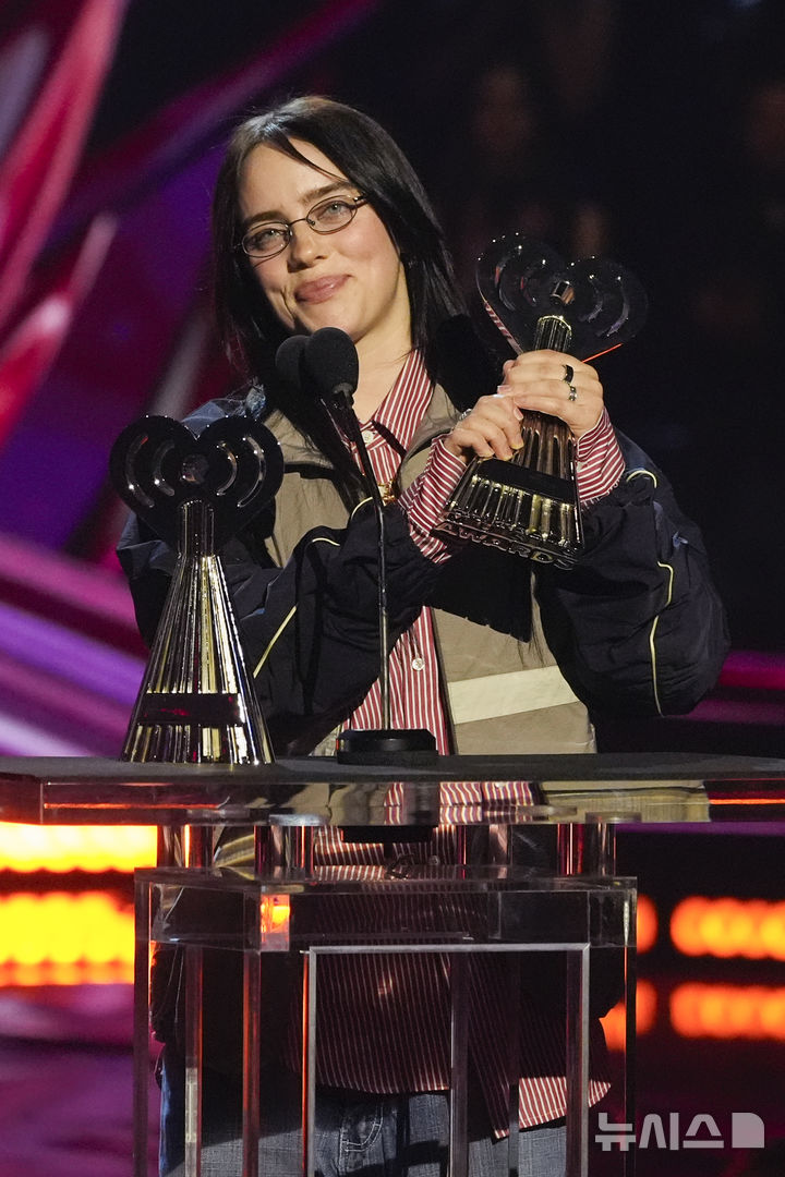 [로스앤젤레스=AP/뉴시스] 빌리 아일리시가 17일(현지 시간) 미 캘리포니아주 로스앤젤레스 돌비 극장에서 열린 2025 아이하트 라디오 음악 시상식에서 '올해의 앨범상'을 받고 있다. 2025.03.18.