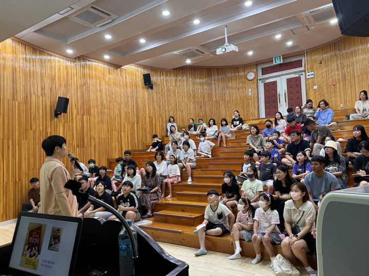 [진주=뉴시스]진주시립도서관, 2024년 김용세 작가 특강 모습.(사진=진주시 제공).2025.03.18.photo@newsis.com *재판매 및 DB 금지