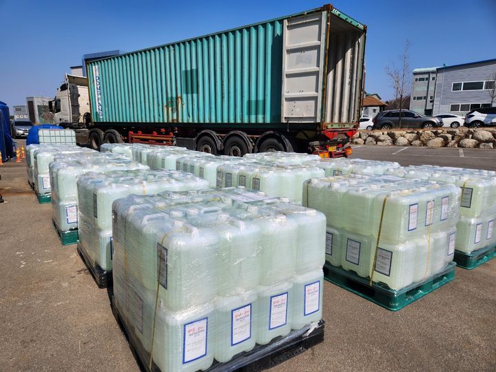 [강릉=뉴시스] 강릉과학산업단지 입주 기업인 (주)엘에스과학기술원이 올해 첫 대중국 수출물량을 선적하고 있다.(사진=(주)엘에스과학기술원 제공) photo@newsis.com *재판매 및 DB 금지