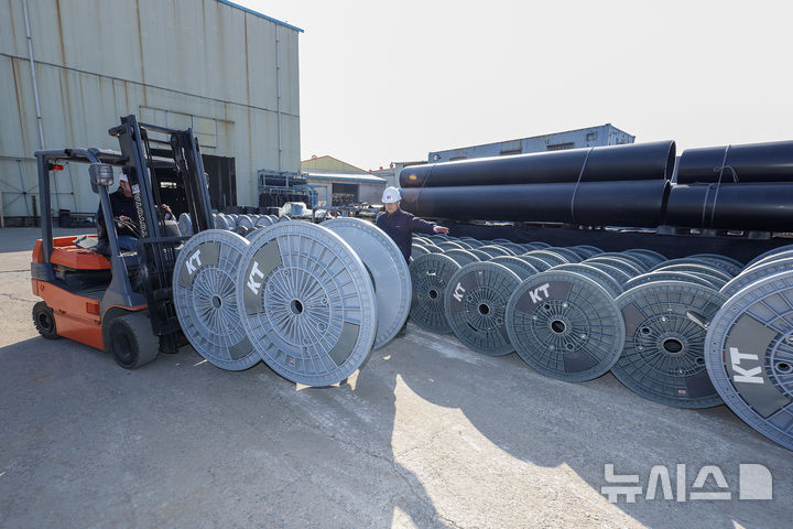 [서울=뉴시스]KT가 국내 통신사 중 처음으로 친환경 보빈을 도입한다고 18일 밝혔다. 사진은 KT 직원이 경기도 김포시에 위치한 아시아플라텍 공장에서 제조된 친환경 보빈을 점검하고 있는 모습. (사진=KT 제공)