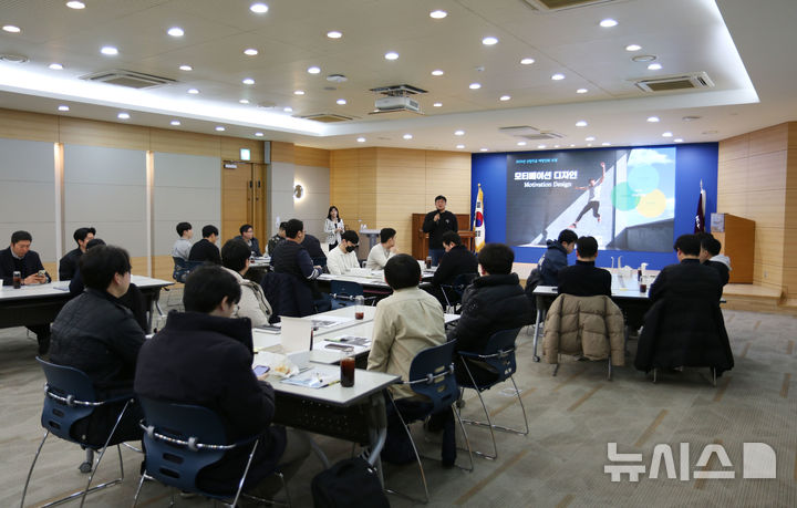 [서울=뉴시스] 유진기업 신임직급 직원들이 유진인재개발원에서 열린 신임직급 역량 강화 교육에 참여하고 있다. (사진=유진그룹 제공)