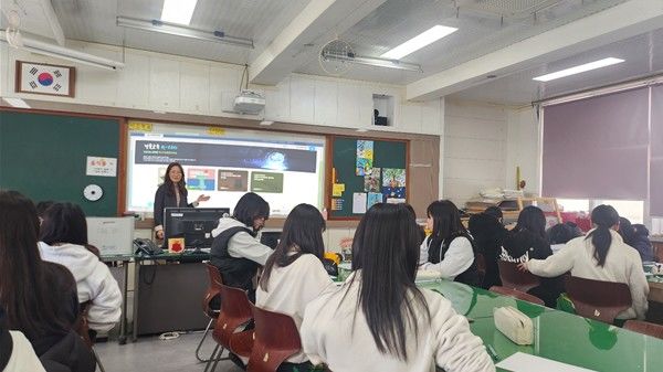 [안동=뉴시스] 인공지능 학교지원종합자료실 활용 수업. (사진=경북교육청 제공) 2025.03.18. photo@newsis.com *재판매 및 DB 금지