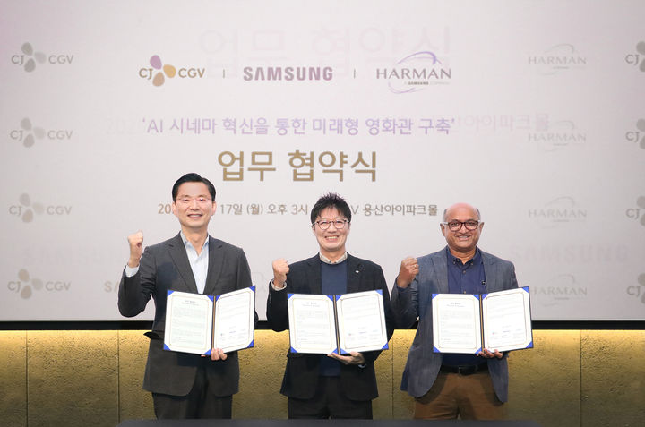[서울=뉴시스]삼성전자와 하만, CJ CGV가 'AI 시네마 혁신(AI Cinema Innovation)을 통한 미래형 영화관 구축'에 대한 전략적 업무협약식을 진행했다. 사진 왼쪽부터 삼성전자 한국총괄 임성택 부사장, CJ CGV 정종민 대표이사, 하만 아시아태평양 및 인도 총괄 아마르 수바시(Amar Subash) 부사장. (사진=삼성전자 제공) photo@newsis.com *재판매 및 DB 금지