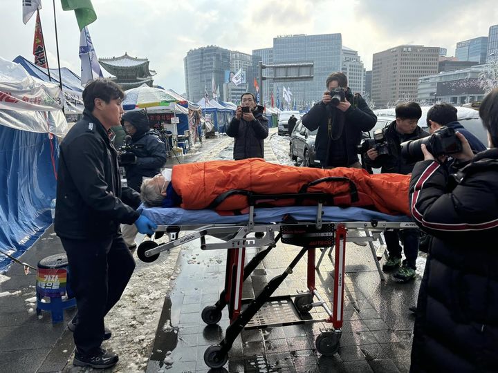 [서울=뉴시스]윤석열 대통령 파면을 촉구하며 단식 농성을 이어가던 민형배 더불어민주당 의원이 18일 119구급차량을 타고 병원으로 이송됐다. (사진=박수현 민주당 의원 페이스북 캡처) 2025.03.18. photo@newsis.com *재판매 및 DB 금지