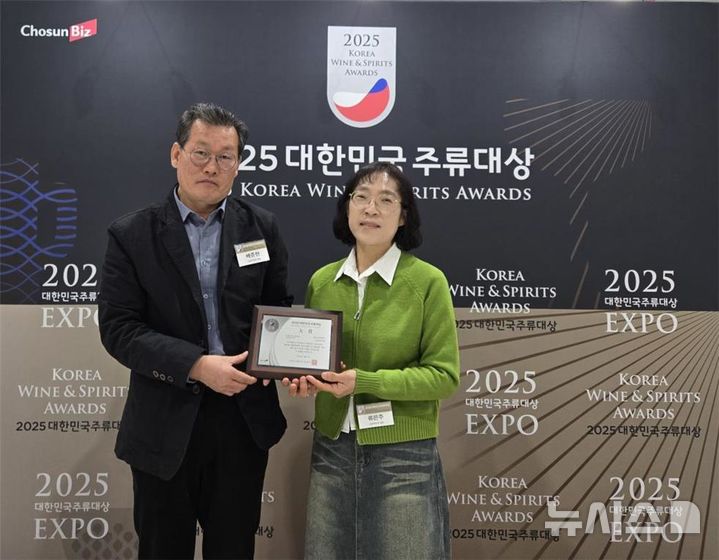 [광주=뉴시스] 전남 완도군은 18일 고금주조장에서 생산되는 '완도 유자 막걸리'가 '2025 대한민국 주류 대상' 우리술 탁주 부문에서 대상을 차지했다고 밝혔다. (사진=완도군 제공). 2025.03.18. photo@newsis.com *재판매 및 DB 금지