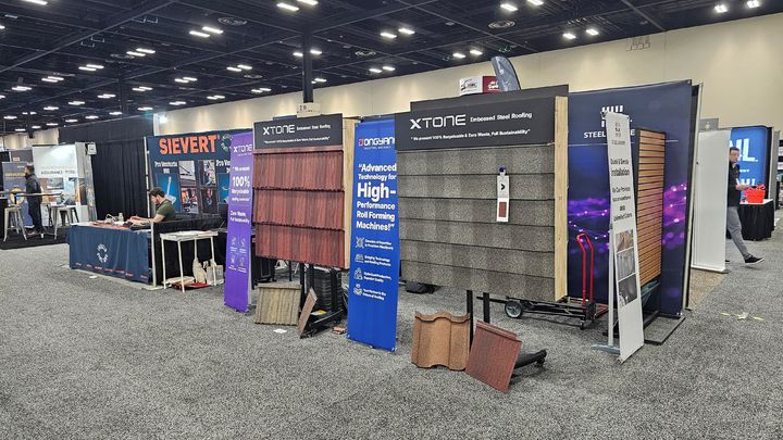 [당진=뉴시스] 지난달 미국 최대 지붕 자재 전시회 국제루핑엑스포에서 KG스틸 X-TONE 스톤칩엠보스강판이 공개 전시되고 있다. (사진=KG스틸 제공) 2025.03.18. photo@newsis.com&nbsp; *재판매 및 DB 금지