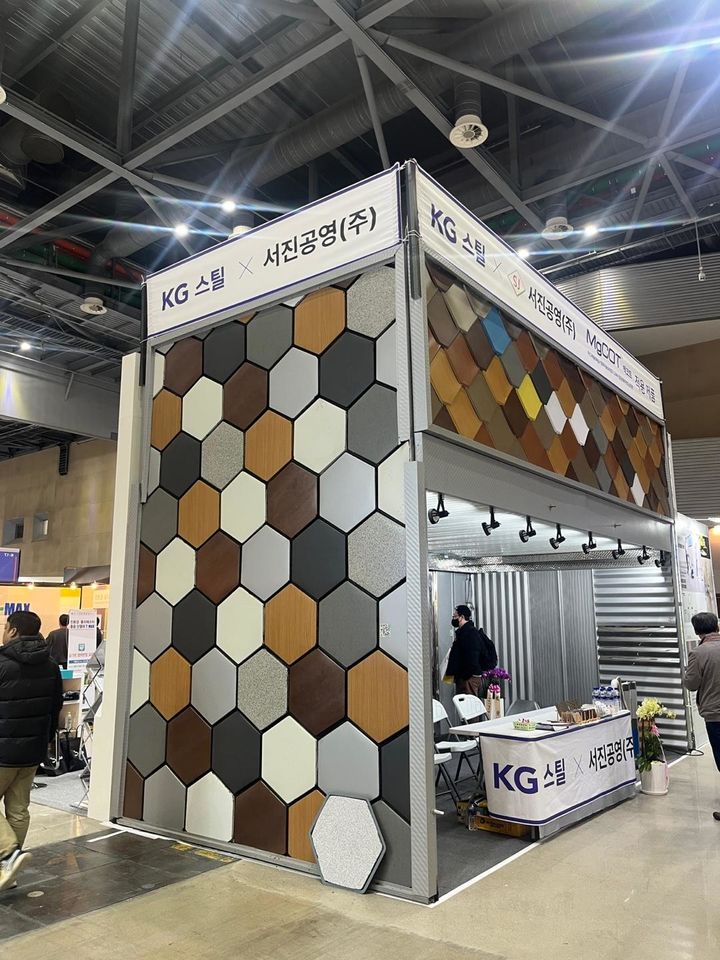 [당진=뉴시스] 지난달 일산 킨텍스에서 열린 2025 코리아빌드위크에 KG스틸과 협력사 서진공영㈜이 설계한 맥코트 덧방강판이 전시돼 있다. (사진=KG스틸 제공) 2025.03.18. photo@newsis.com *재판매 및 DB 금지