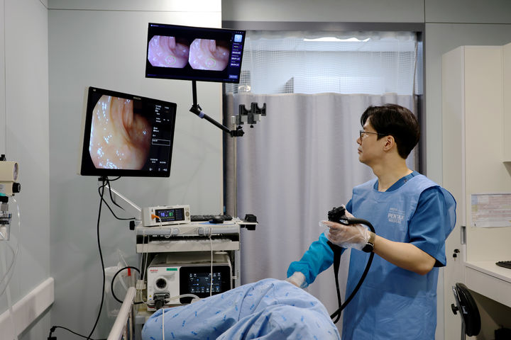 [서울=뉴시스] AI 메디테크 전문기업 웨이센이 18일 KMI한국의학연구소와 AI 내시경 공급계약을 체결했다고 18일 밝혔다. KMI 광화문센터 송완희 원장이 웨이메드 엔도를 사용하고 있는 모습. (사진=웨이센 제공) 2025.03.18. photo@newsis.com *재판매 및 DB 금지