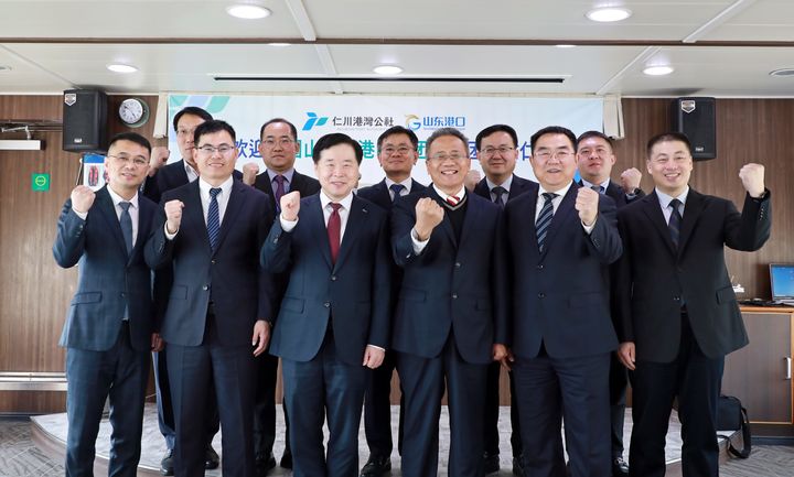 [인천=뉴시스] 인천항만공사와 중국 산둥성항구그룹 대표단이 기념촬영을 하고 있다. (사진=인천항만공사 제공) 2025.03.18. photo@newsis.com&nbsp;&nbsp; *재판매 및 DB 금지