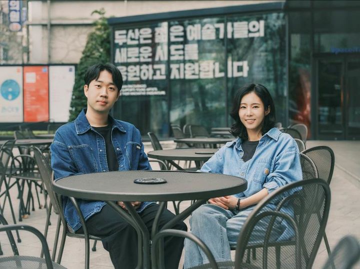 이경헌(왼쪽) 극작가와 본주 작가 겸 연출가. (사진=두산아트센터 제공) *재판매 및 DB 금지