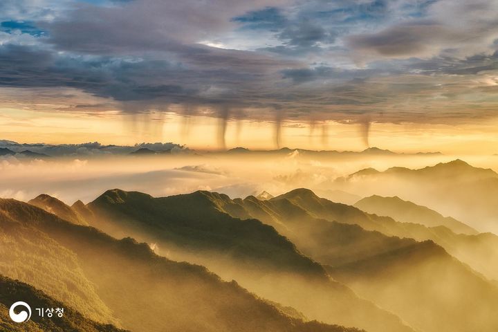 [서울=뉴시스] 기상청이 주최한 기상기후 사진·영상 공모전에서 대상으로 선정된 작품이 공모전 규정을 어겨 닷새 만에 수상이 취소되는 일이 발생했다. 사진은 작품 '물기둥'. (사진=기상청 제공). 2025.03.18. photo@newsis.com *재판매 및 DB 금지