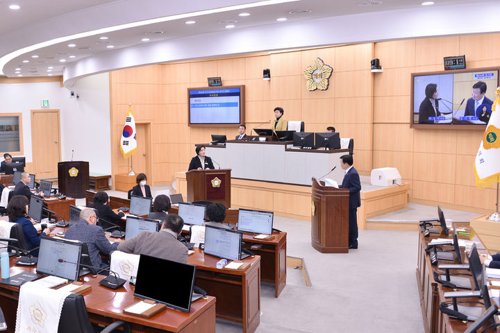 [여수=뉴시스] 여수시의회 본회의장에서 박성미 의원이 시정질문하고 있다. (사진=여수시의회 제공) 2025.03.18. photo@newsis.com *재판매 및 DB 금지